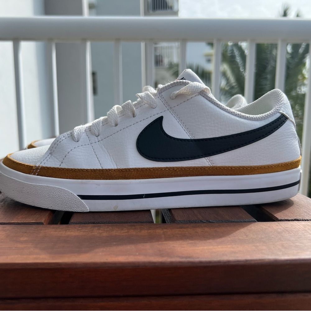 Nike low profile court shoes size 7